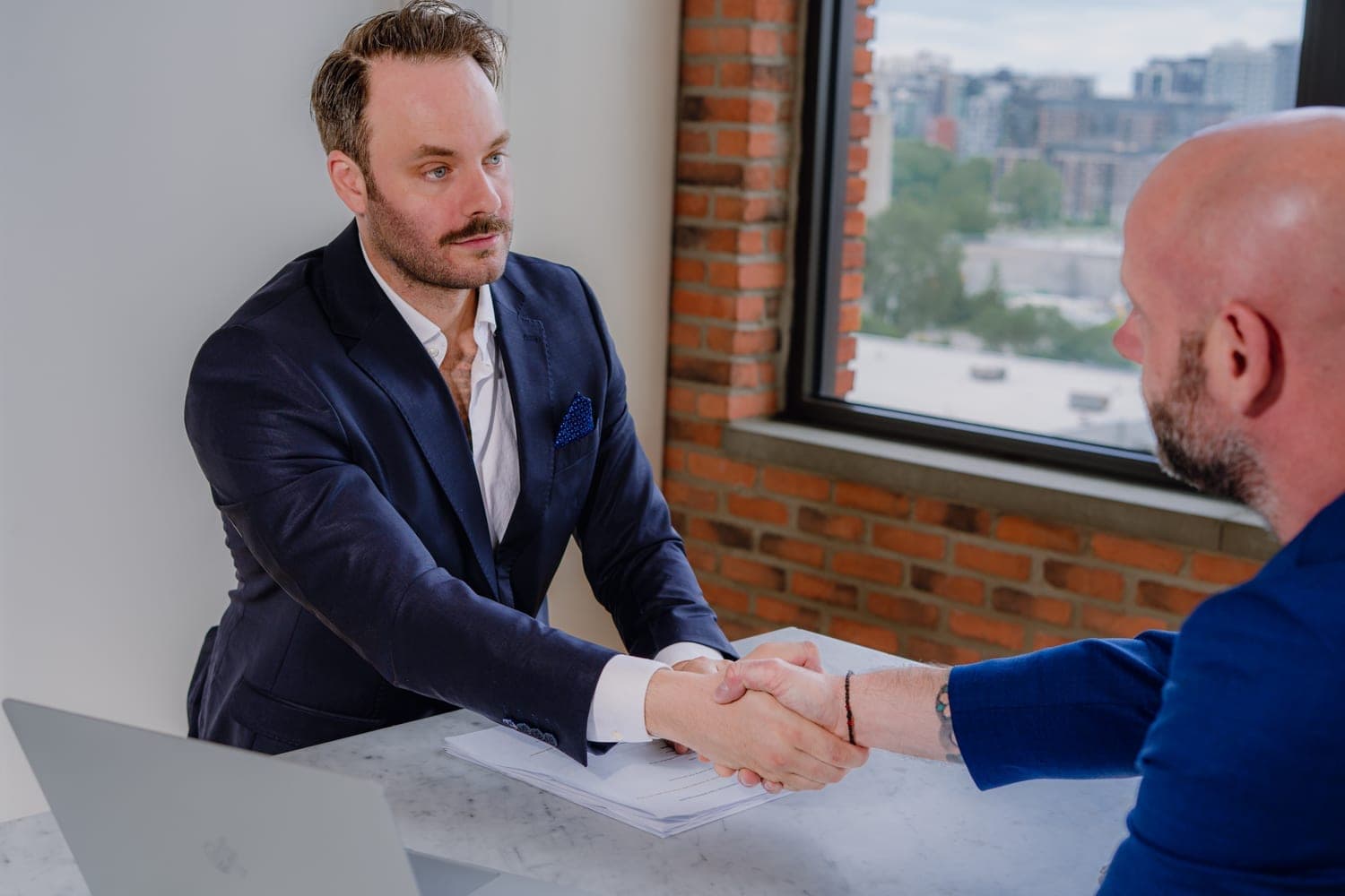 Alexandre Garneau, Conseiller en sécurité financière, en rencontre avec un client - assurance vie permanente.