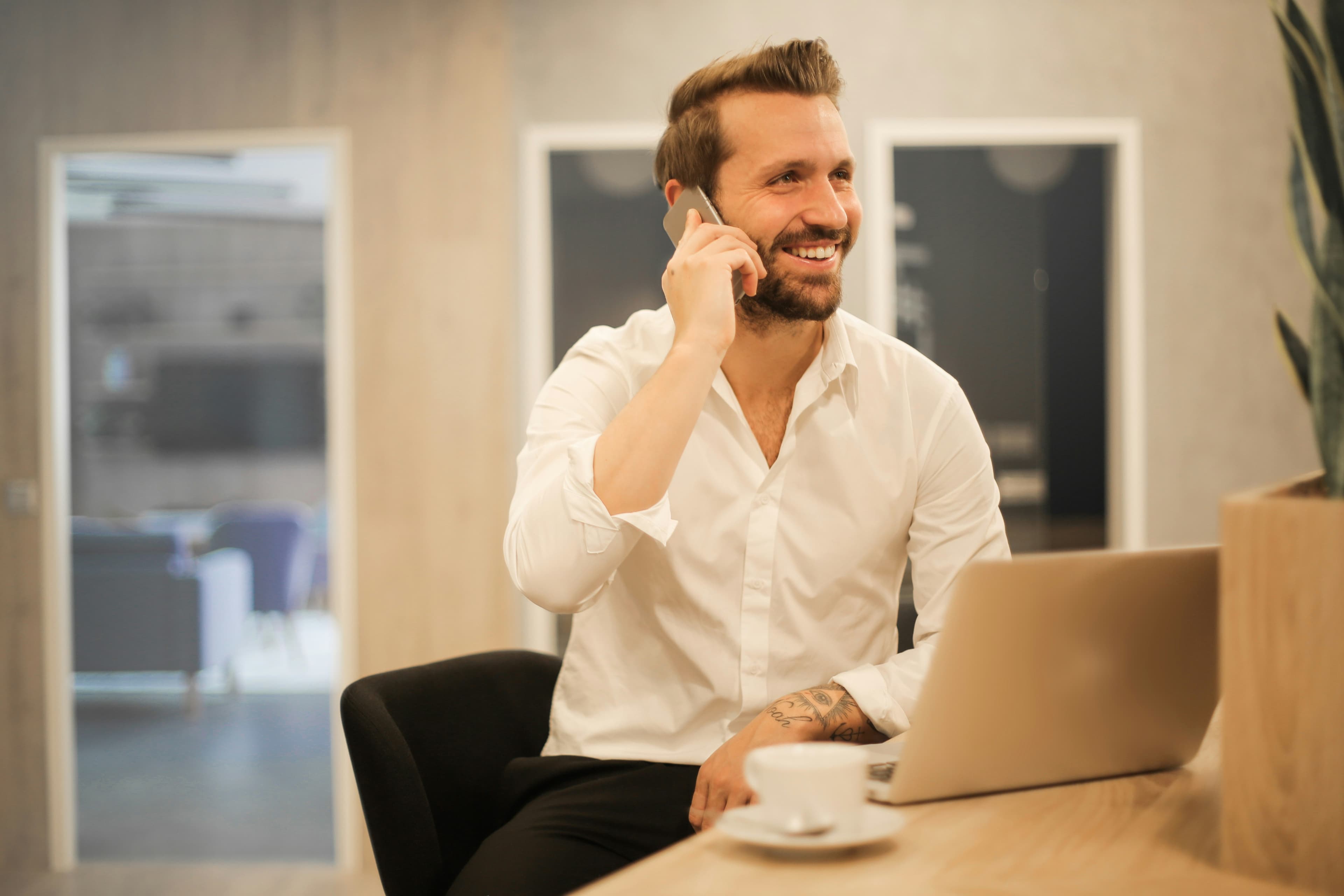 Alexandre Garneau answering a client's questions about life insurance in Montreal.