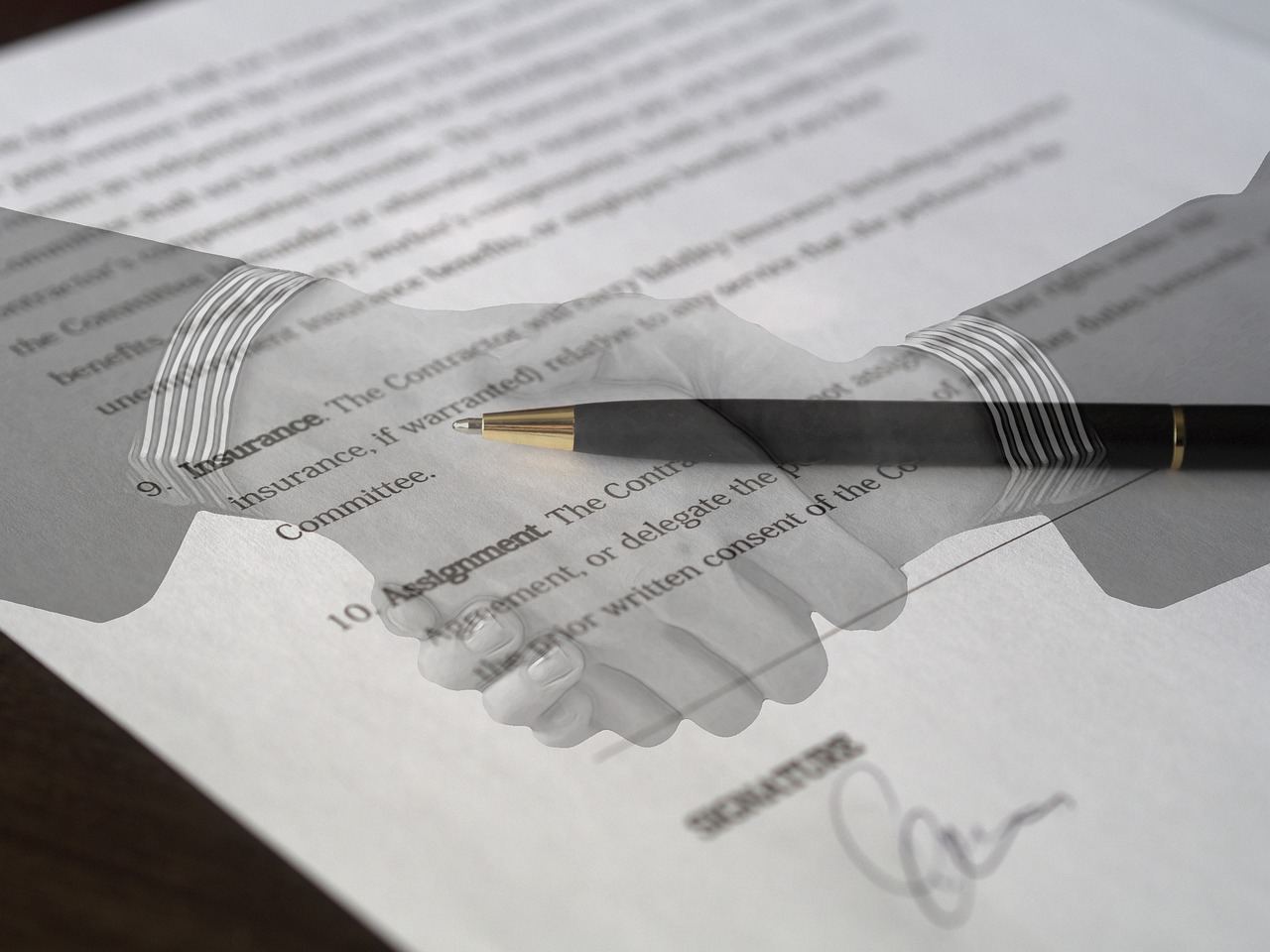 Signature d'un contrat d'assurance, poignée de main entre un entrepreneur et son conseiller